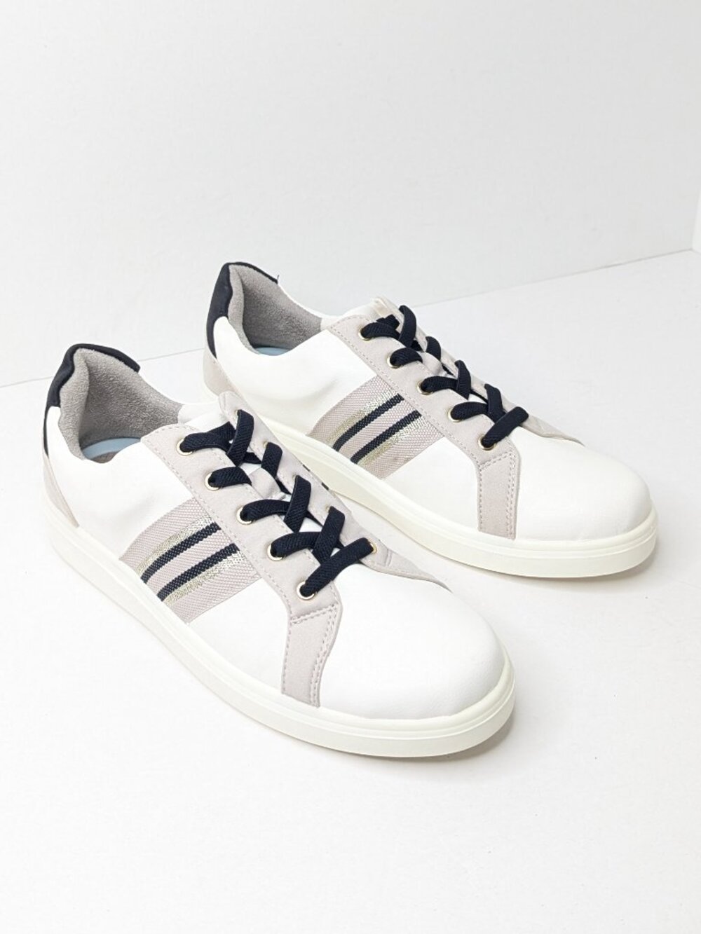 Bzees Happy Friday Casual Sneakers White Grey Black Womens 9